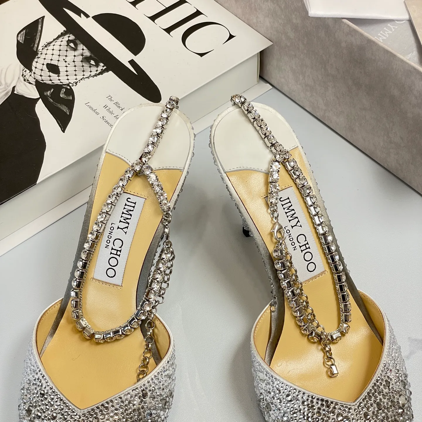 💕💕Factory direct selling price p680💕💕Jimmy Choo/Jimmy Choo classic diamond chain pointed toe crystal high-heeled sandals. Excellent crystal shoes, so beautiful that you can't take your eyes away. The shoe shape is very delicate and not too narrow and long. The internal space is enough to allow your toes to relax enough. The rhinestones outline a charming arc on the instep. It is simply beautiful. It has a 360-degree surrounding fairy atmosphere. Gorgeous without being exaggerated! ! The fabric is made of imported silk, with imported sheepskin lining. Customized A-grade Italian genuine leather sole. Heel height: 6.5 or 8.5. Size: 35-40 (41, 42, 43 customized, non-refundable)